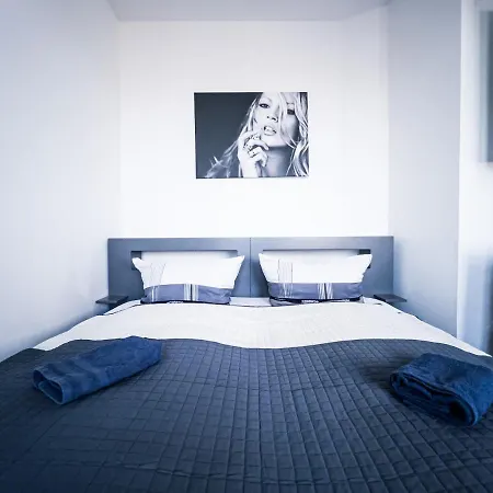 Mit 2 Schlafzimmern & Esszimmer - Schnelles Internet Und Nah Zu Porsche, Dhl & Flughafen *