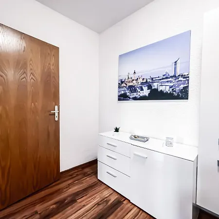 Mit 2 Schlafzimmern & Esszimmer - Schnelles Internet Und Nah Zu Porsche, Dhl & Flughafen Apartman Lipcse